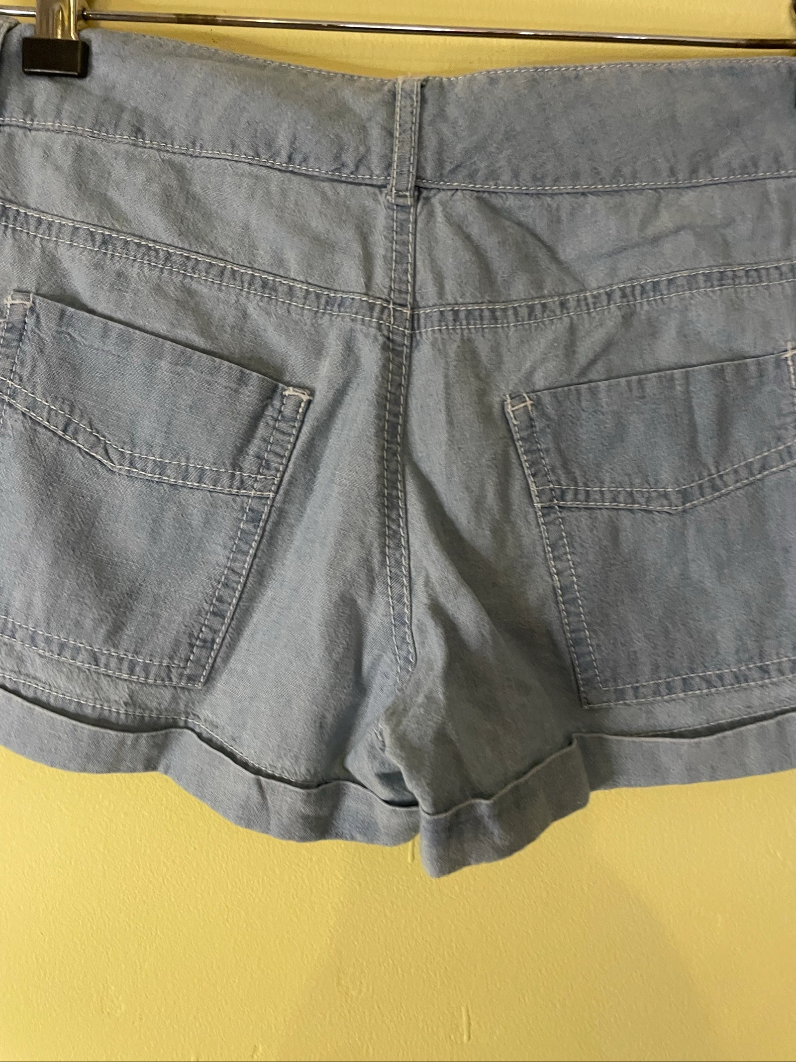 Pantalones cortos de mezclilla azul claro - Cintura media con dobladillo arrugado – photo 6